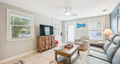 Island Living sijaitsee askeleen päässä rannalta yksityisten lämmitetty uima-allas