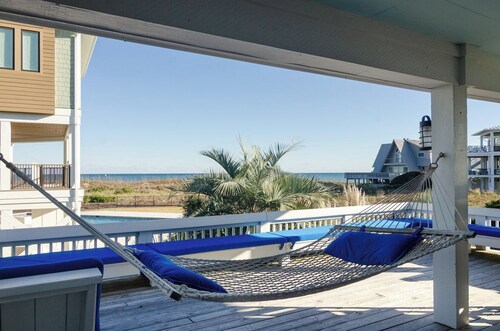 Spacious family home w unobstructed ocean views!