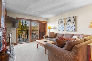 Een televisie en een open haard