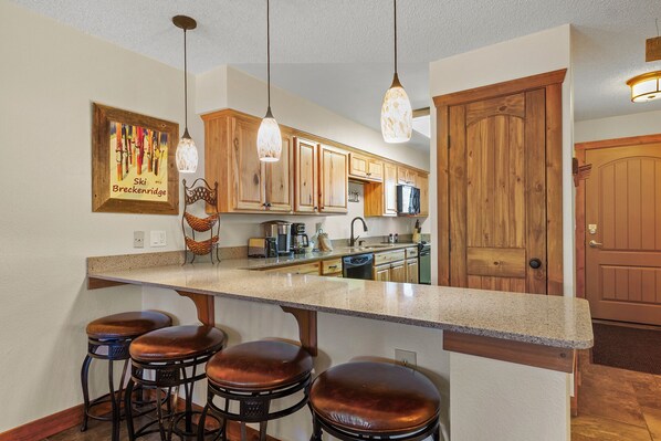 Mikrowelle, Herdplatte, Geschirrspüler