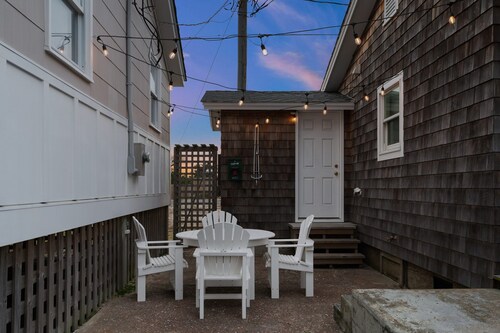 Kemp & Olive Cottage: Tiny Cottage for Two Guests and Pups!