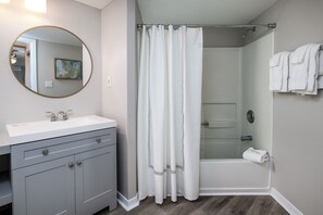 Combined shower/bathtub, free toiletries, hair dryer, towels - IBR 4007: Sands of Serenity - Flip-Flop over to Your Perfect Beach Retreat! (Fort Walton Beach)