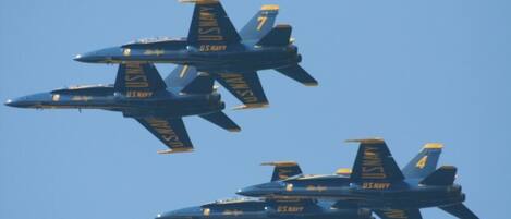 Två amerikanska stridsflygplan från flottan som flyger i formation.