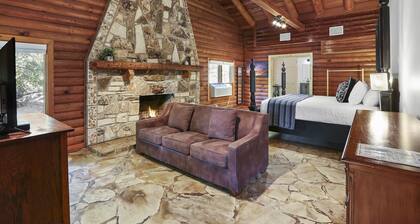 Private Resort. Pool, Fire Pit,Sleeps up to 50! Great for reunions/events