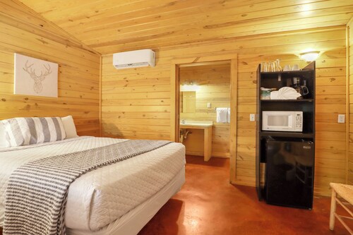 Private Resort. Pool, Fire Pit,Sleeps up to 50! Great for reunions/events