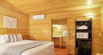 Private Resort. Pool, Fire Pit,Sleeps up to 50! Great for reunions/events