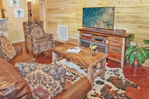 Una televisión, una chimenea