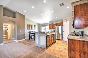 Fridge, microwave, stovetop, dishwasher - Scenic La Verkin Home: 20 Mi to Zion National Park (La Verkin)