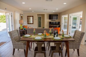 Dining - Boo Boo's Hideaway - Easy Walk to Palm Canyon Drive (Palm Springs)