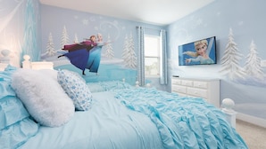 Een slaapkamer met een bed, een dressoir, een raam met gordijnen en een muurschildering van een winterlandschap.