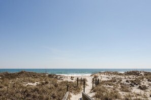 På stranden