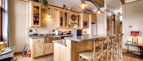 Coffee/tea maker, fridge, microwave, stovetop