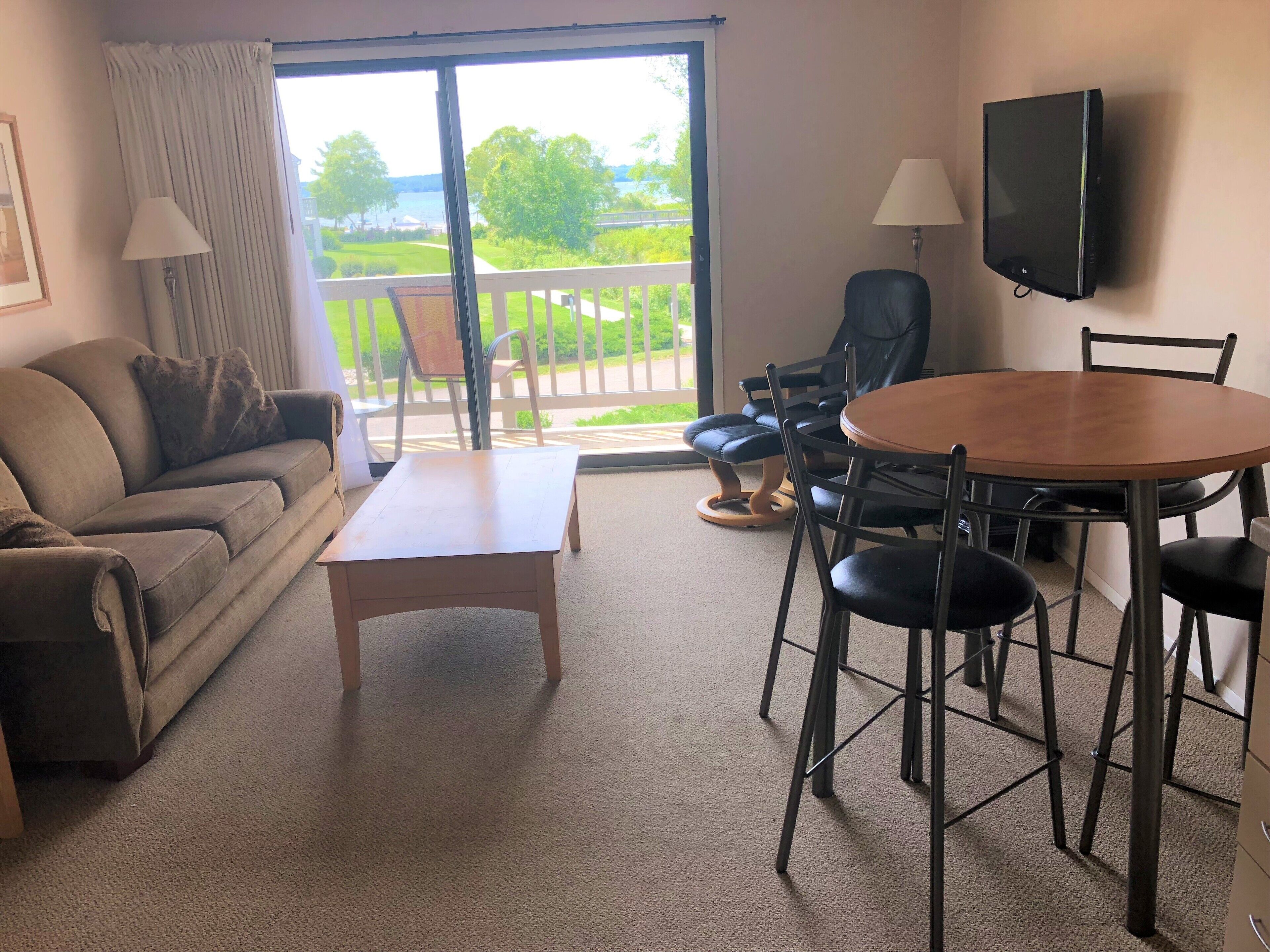 Sunset View - Waterfront-view condo at G.T. Resort. Walk to water. A/C.