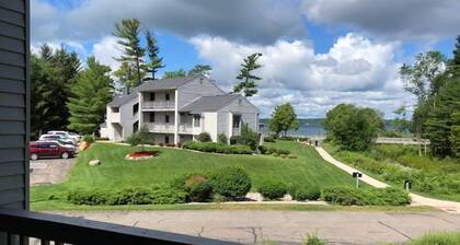 Una vista al atardecer frente al mar en G. T. Resort-Acme-Near Traverse City