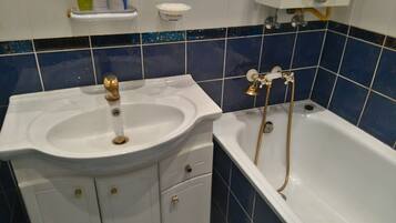 Badewanne, kostenlose Toilettenartikel, Haartrockner, HandtĂŒcher