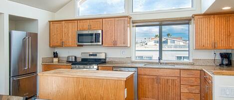 Frigorífico, microondas, horno y placa de cocina