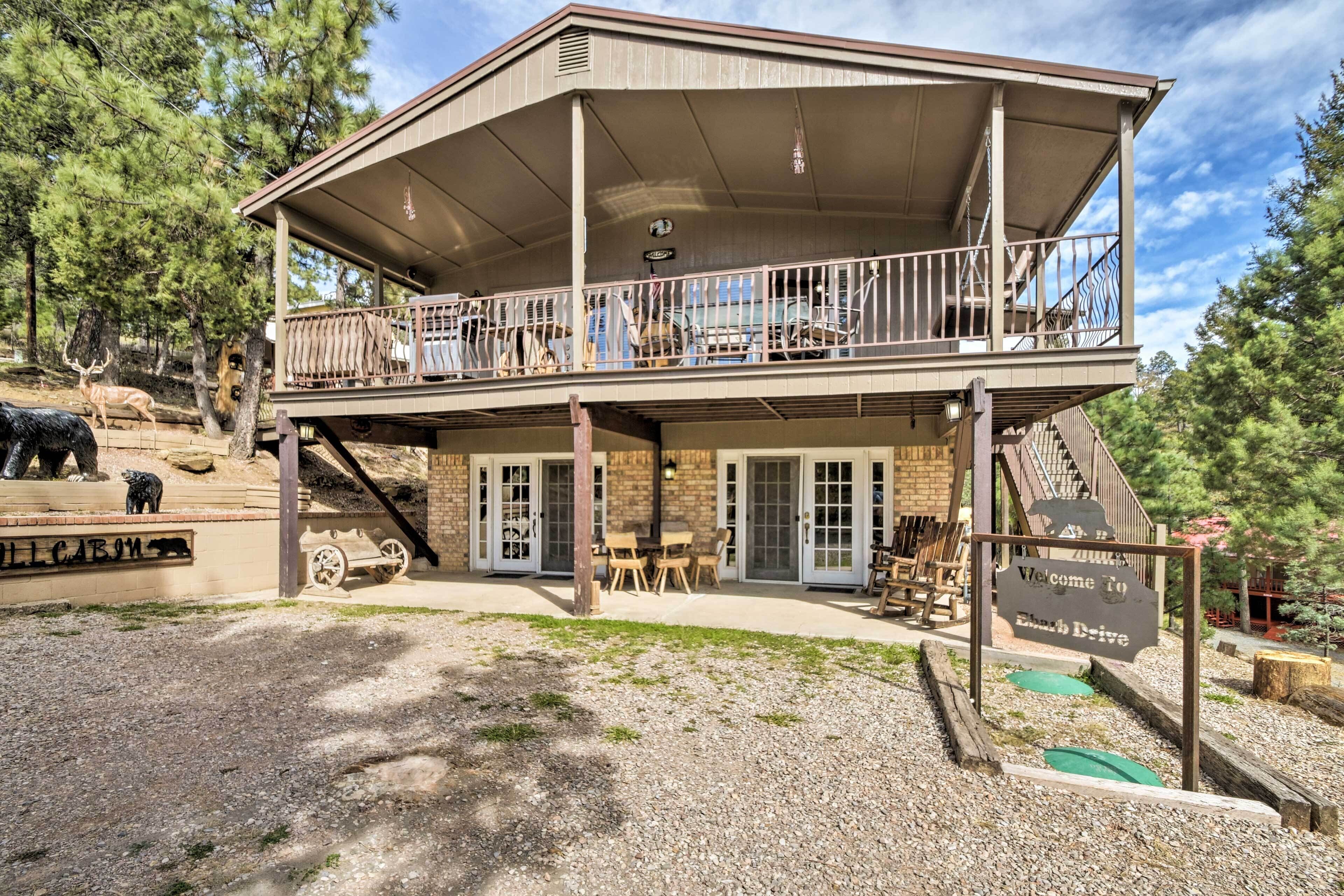 Cozy Ruidoso Cabin w/ Hot Tub & Game Room!