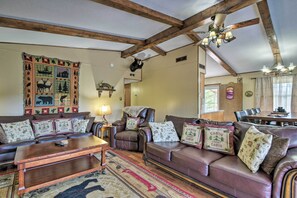 Una televisión, una chimenea, un futbolín