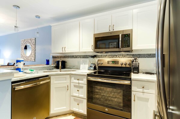 Fridge, microwave, stovetop, dishwasher