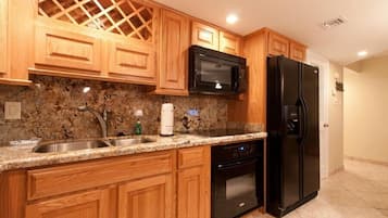 Een koelkast, een magnetron, een kookplaat, een vaatwasser