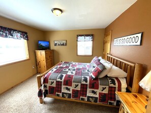 6 bedrooms, desk, iron/ironing board, free WiFi