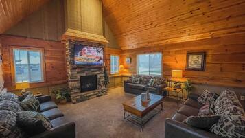 Una Smart TV, una chimenea, un futbolín