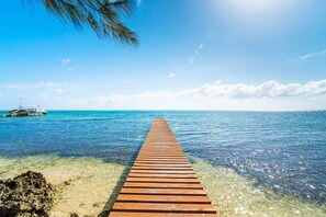 在海滩、沙滩椅、沙滩毛巾