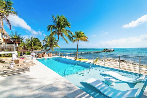 Blue Serenity: Beach House w/Pool, Pickleball Courts + Backyard Snorkeling