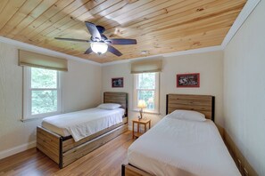 3 bedrooms, iron/ironing board, internet, bed sheets