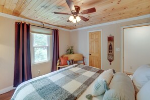 3 bedrooms, iron/ironing board, Internet, bed sheets - Waterfront Monticello Home w/ Fire Pit & Deck! (Monticello)