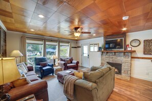 TV, fireplace - Waterfront Monticello Home w/ Fire Pit & Deck! (Monticello)