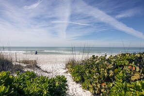 On the beach - Seaside Condo – Pool & Epic Sunset Views (Holmes Beach)