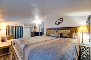 3 bedrooms, internet, bed sheets - Rustic Log Cabin w/ Studio ~ 5 Mi to Pikes Peak! (Green Mountain Falls)