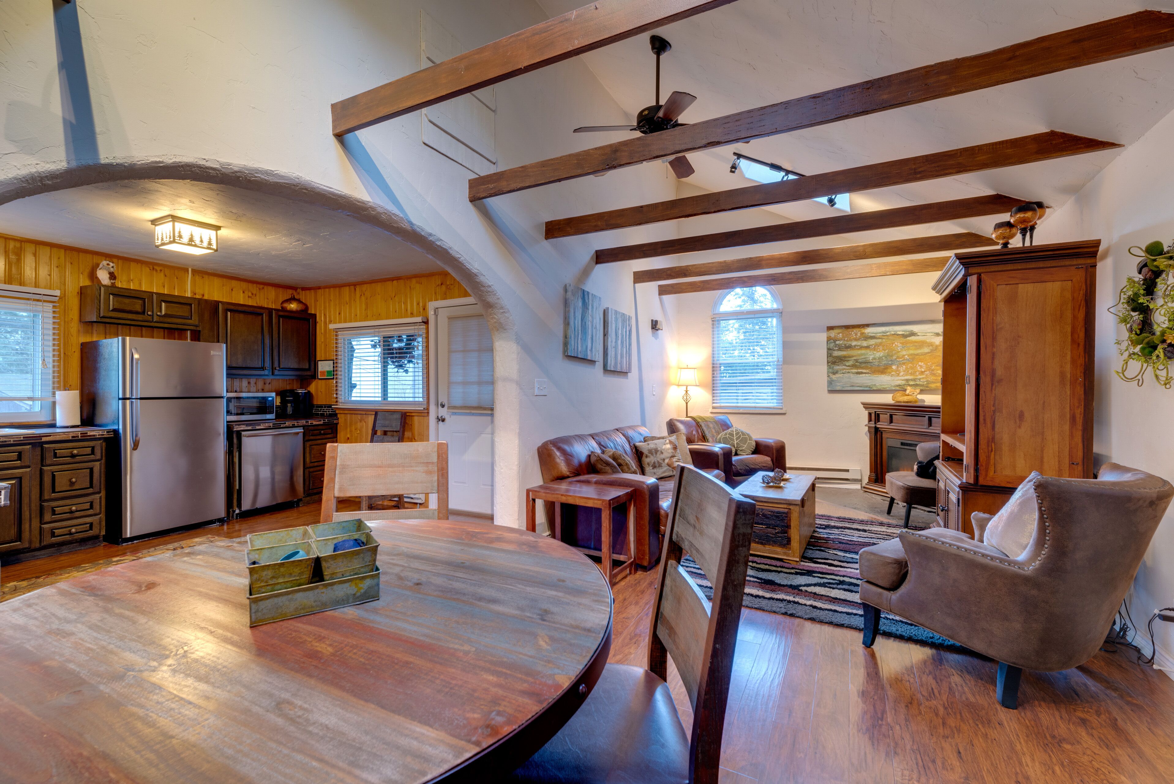Tv, eldstad, Netflix och Hulu