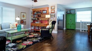 Interior - LAST MINUTE DEAL, Charming 2 Bed/2 Bath, FREE WiFi, Anna Maria Island Is Just Around The Corner or Stroll to Bay! (Bradenton)