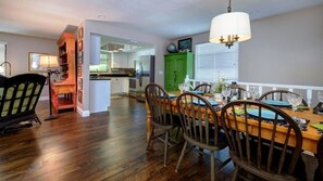 Dining - LAST MINUTE DEAL, Charming 2 Bed/2 Bath, FREE WiFi, Anna Maria Island Is Just Around The Corner or Stroll to Bay! (Bradenton)