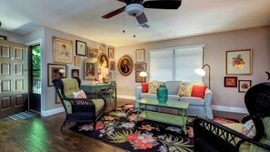 Flat-screen TV, books - LAST MINUTE DEAL, Charming 2 Bed/2 Bath, FREE WiFi, Anna Maria Island Is Just Around The Corner or Stroll to Bay! (Bradenton)