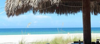 LAST MINUTE DEAL, Charming Elevated Duplex – Relaxing Beach Getaway Near Anna Maria Island- Bay access