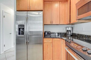 Fridge, microwave, stovetop, dishwasher - 1/2 Mi to Beach! Siesta Key Home w/ Lanai (Sarasota)