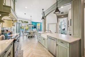 Kjøleskap, mikrobølgeovn, ovn og kokeplater