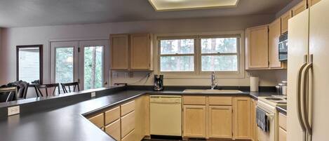 Jääkaappi, mikroaaltouuni, liesi, astianpesukone