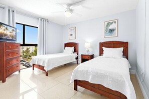 2 habitaciones, tabla de planchar con plancha y cuna de viaje 