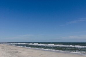 On the beach - 30s Oceanfront Beach Cottage Blocks to Pier (Carolina Beach)