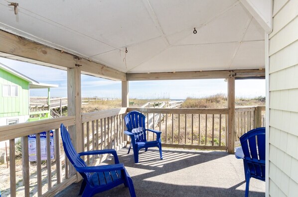 Property grounds - 30s Oceanfront Beach Cottage Blocks to Pier (Carolina Beach)