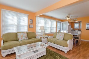 DVD player - 30s Oceanfront Beach Cottage Blocks to Pier (Carolina Beach)