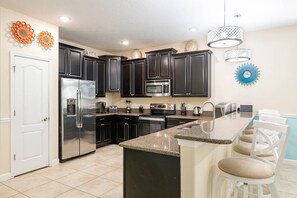 冷蔵庫、電子レンジ、オーブン、コンロ