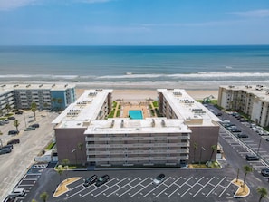 Un hôtel à plusieurs étages doté d’une piscine sur le toit, d’un parking et offrant une vue sur l’océan.