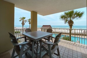 تناول الطعام بالخارج