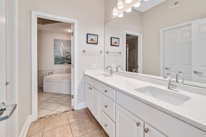 Combined shower/bathtub, jetted bath, towels, shampoo - San Carlos 303 ~ Pool, Sauna, Fitness & $400 in FREE Activities Daily ~ Zoo/Parasailing/Golf + More! (Gulf Shores)