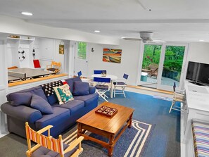 TV, tavolo da ping pong